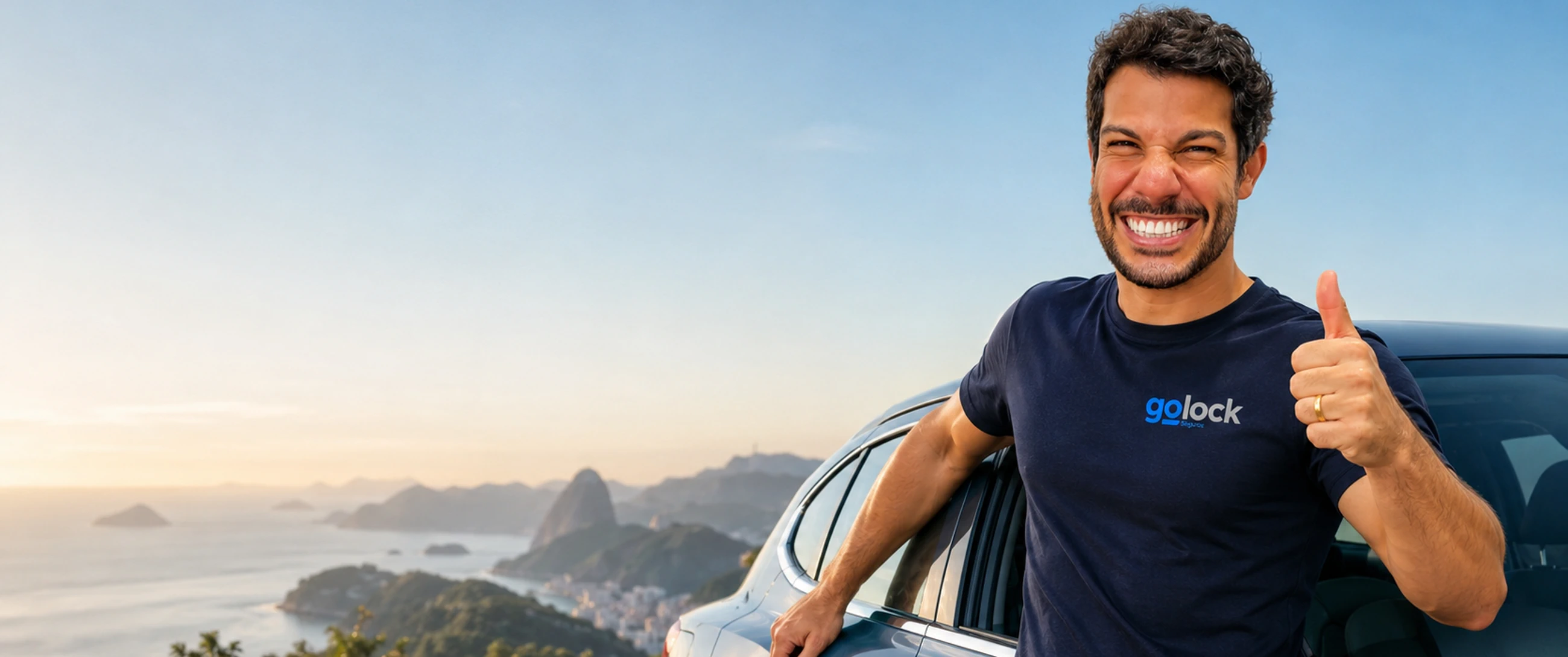 Cliente sorrindo com o polegar para cima, apoiado no carro, com a Baía de Guanabara ao fundo